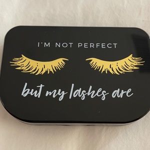 Lilly Lashes Eyelash holder costume